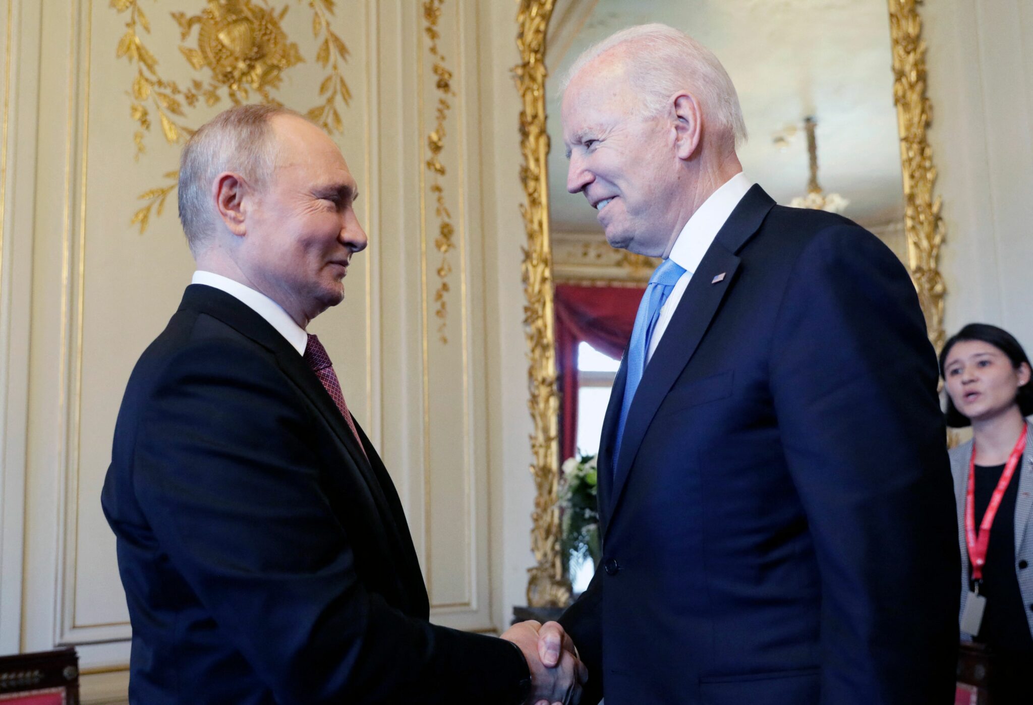 Рукопожатие президентов внутри виллы. Фото  Mikhail METZEL / POOL / AFP/Scanpix/Leta