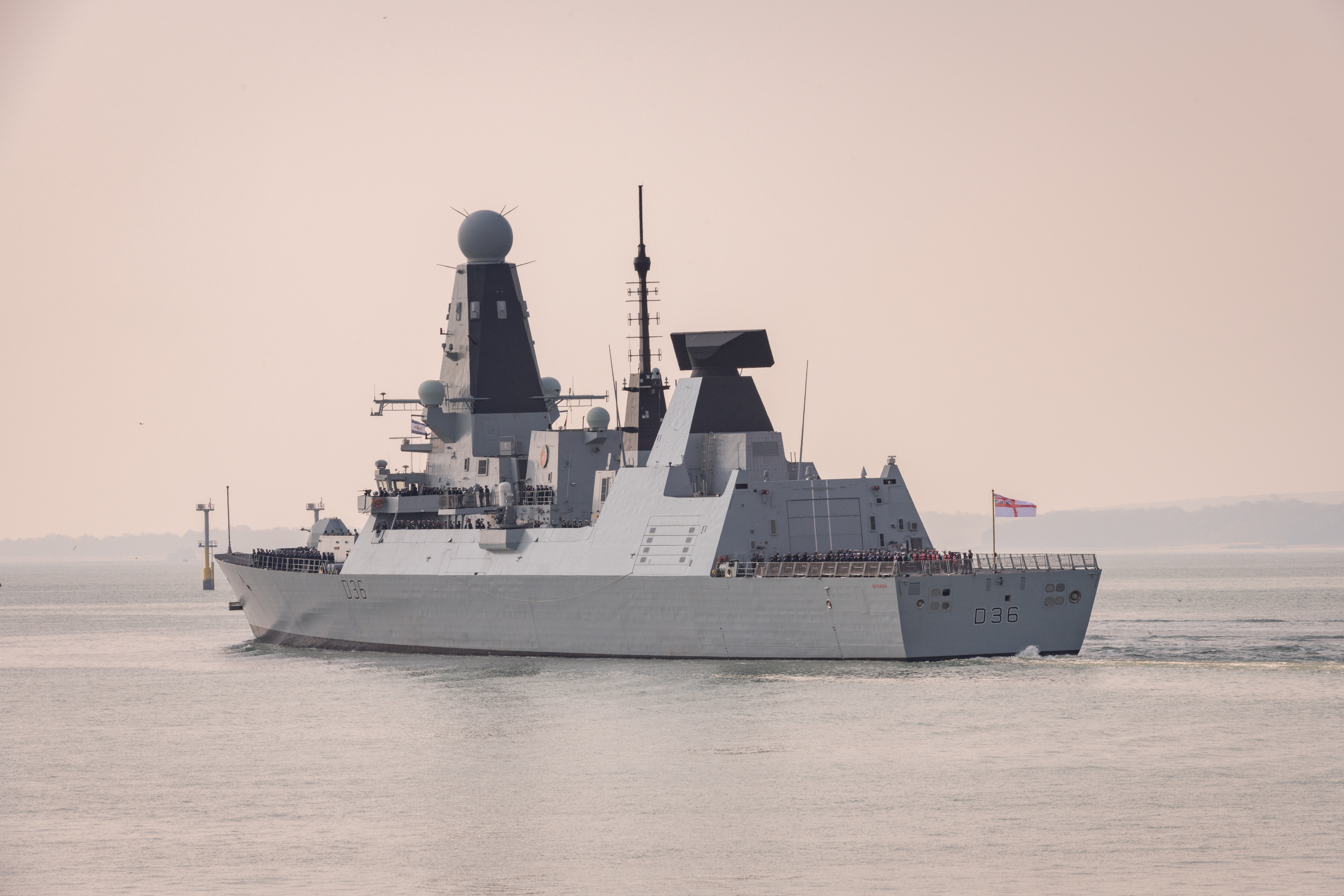 Эсминец ВМС Великобритании Defender. Фото SWNS/Scanpix/Leta