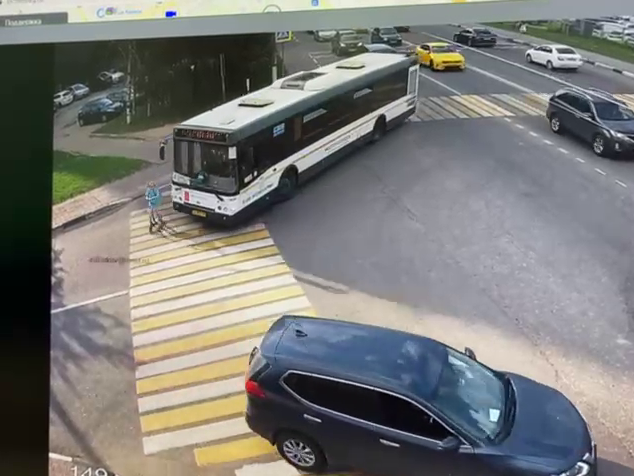 Автобус наезжает на ребенка. Скриншот видео Telegram-канал РИА Новости