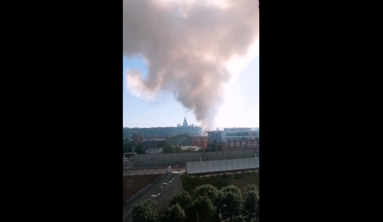 Пожар в районе Лужников. Скриншот видео Twitter @who_i_am_666