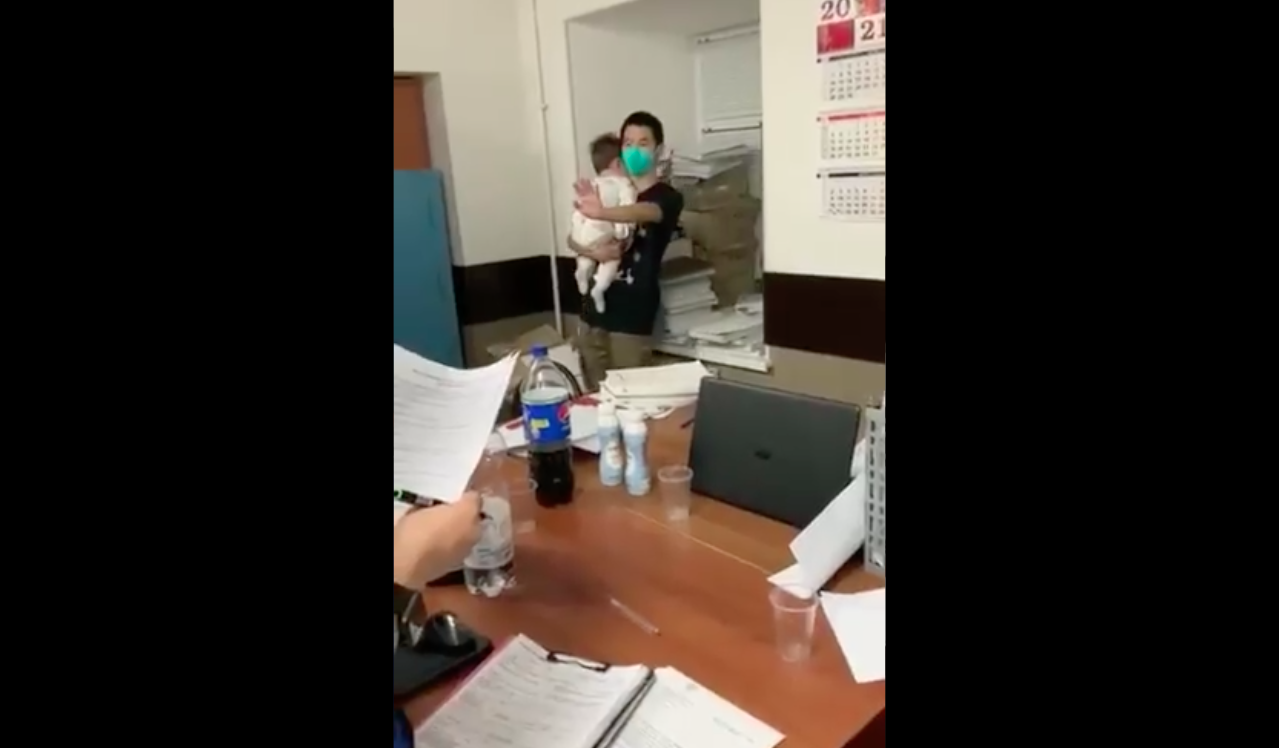 Предполагаемый задержанный гражданин Китая с ребенком. Скриншот видео Twitter @vadik_check