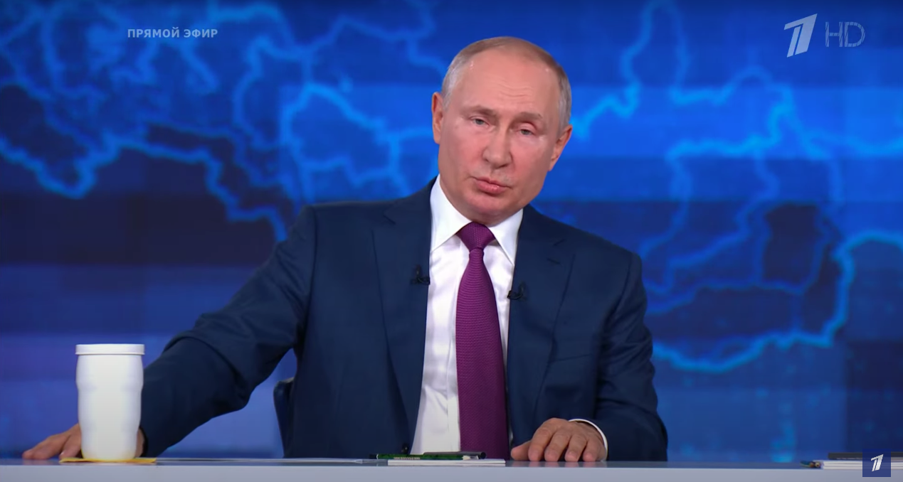 Владимир Путин на "Прямую. линию" пришел со своей кружкой. Скриншот видео YouTube Первый канал