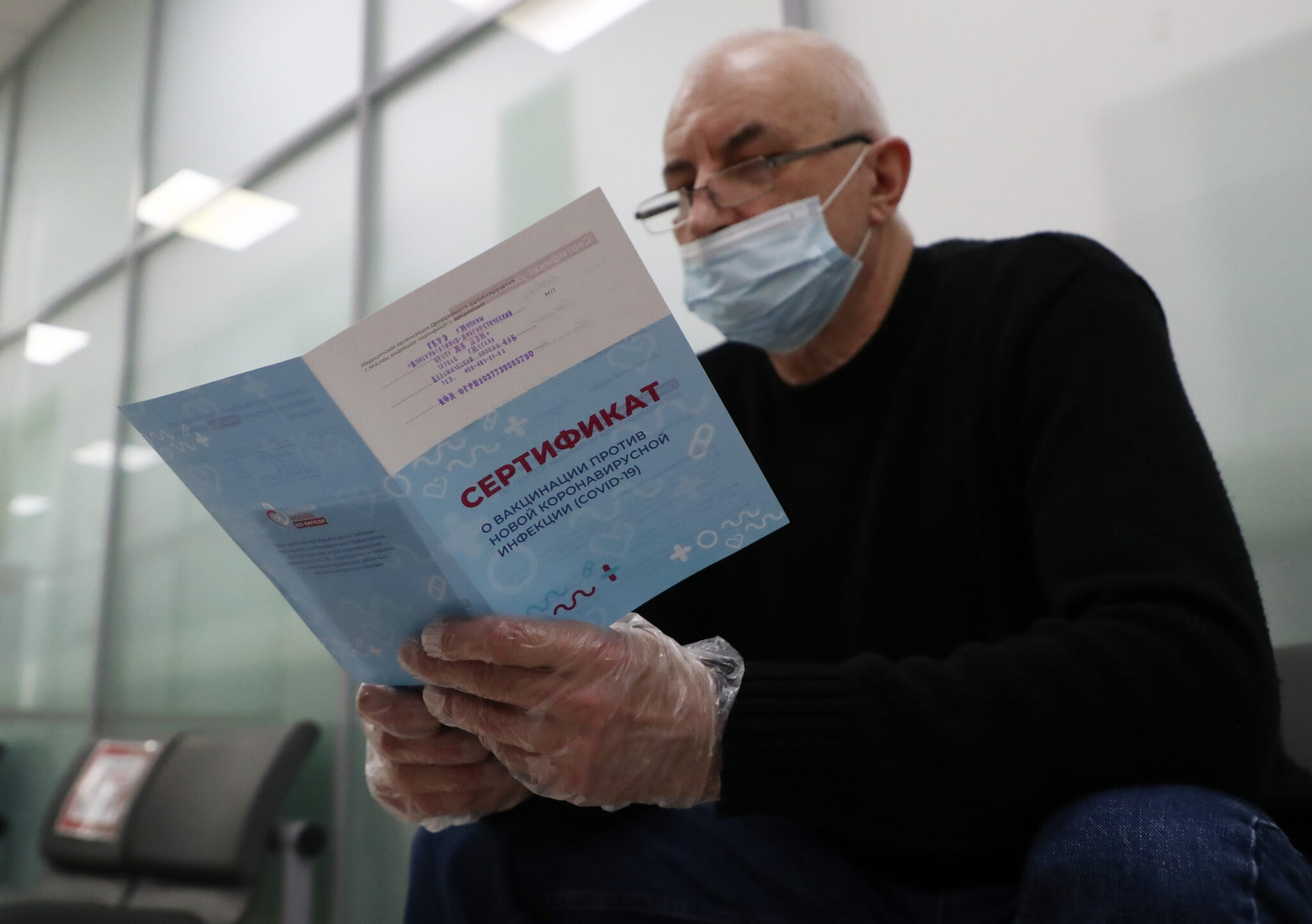 Мужчина с сертификатом о вакцинации. Фото  Anton Novoderezhkin/TASS/Scanpix/Leta