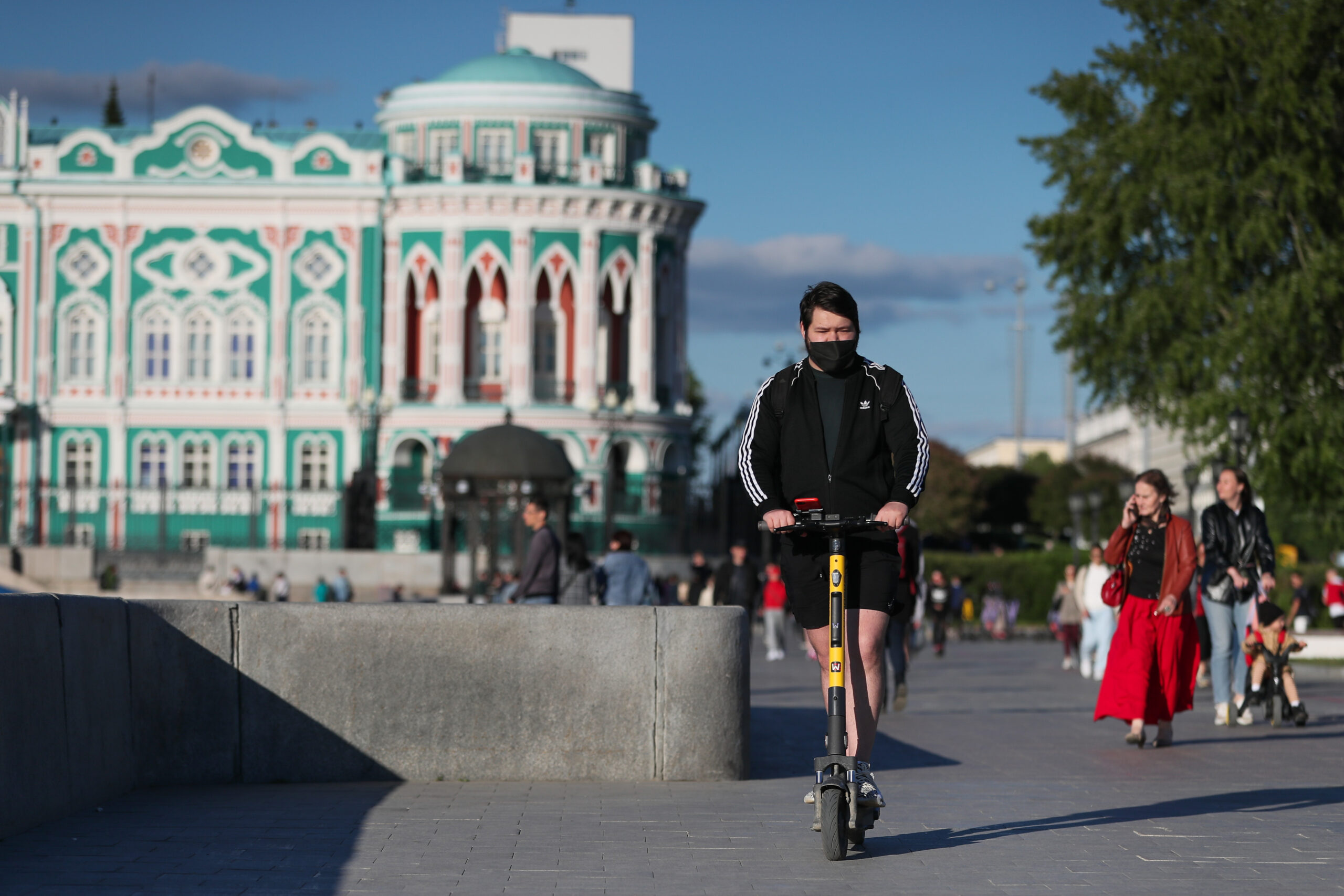 Мужчина на самокате в Екатеринбурге. Фото onat Sorokin/TASS/Scanpix/Leta