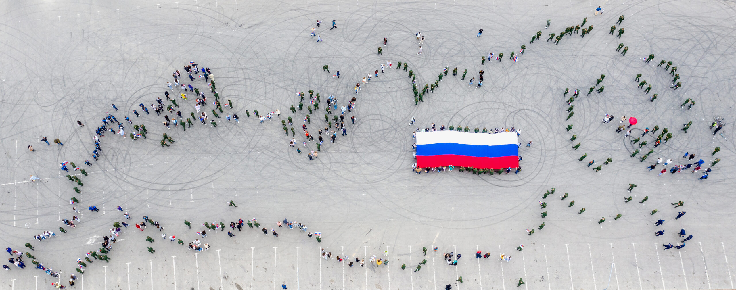 Жители Южно-Сахалинска образовали очертания России. Фото  Sergei Krasnoukhov/TASS/Scanpix/Leta