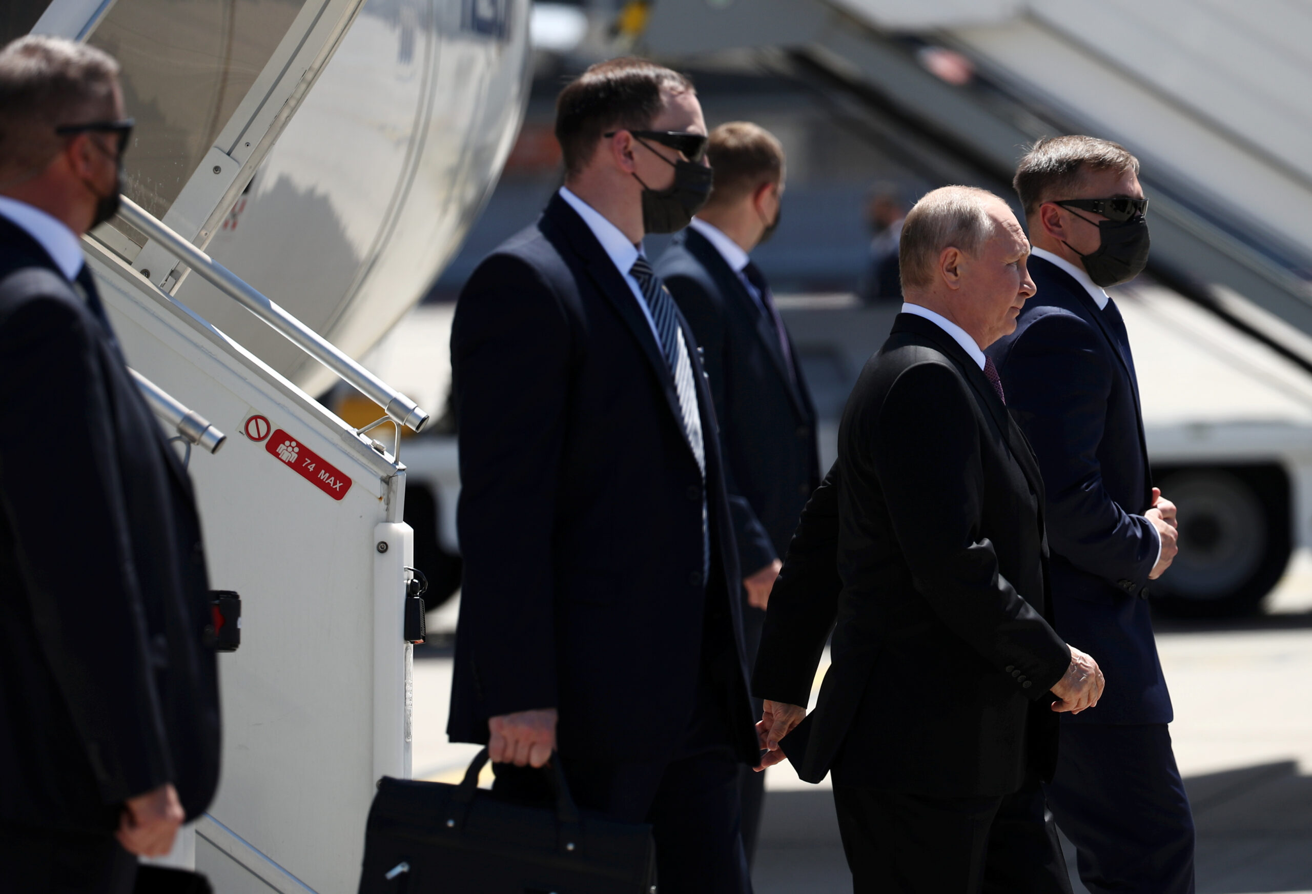 Владимир Путин сходит с трапа в аэропорту Женевы. Фото   Sergei Bobylev/TASS/Scanpix/Leta