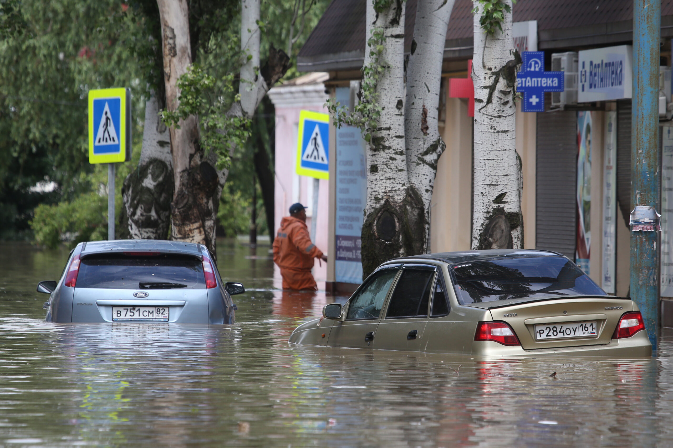 Затопленные автомобили. Фото  Sergei Malgavko/TASS/Scanpix/Leta
