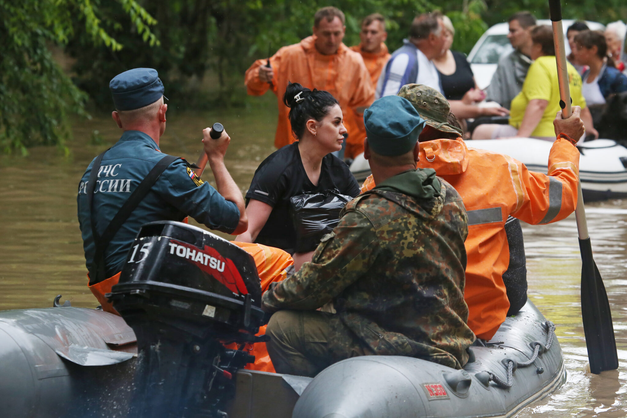 Спасатели и жители Керчи на лодках. Фото  Sergei Malgavko/TASS/Scanpix/Leta