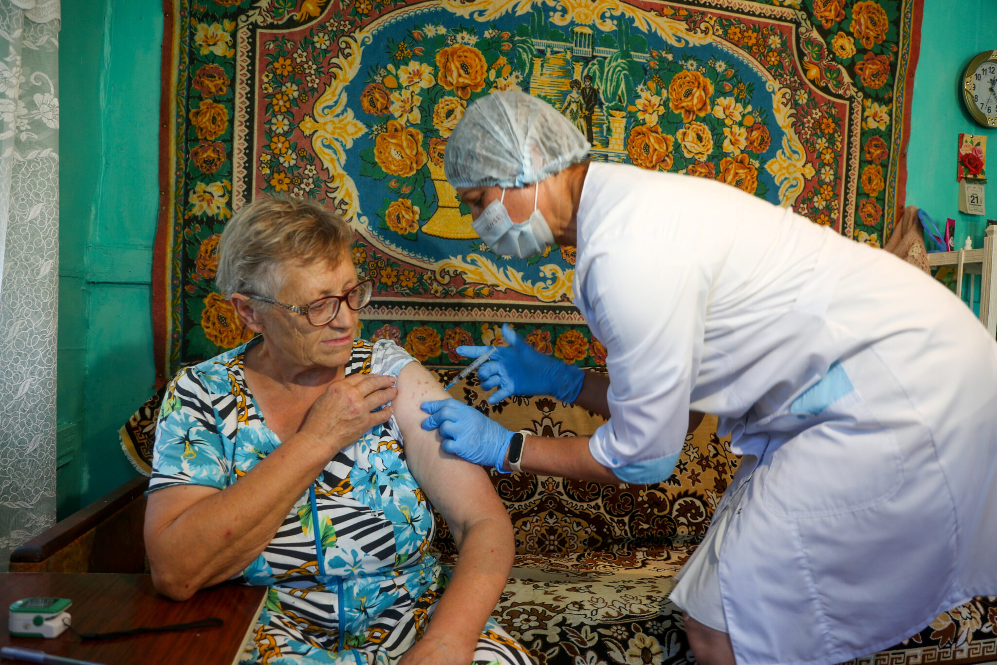 Вакцинация препаратом «ЭпиВакКорона». Фото Dmitry Rogulin / TASS / Scanpix / Leta 