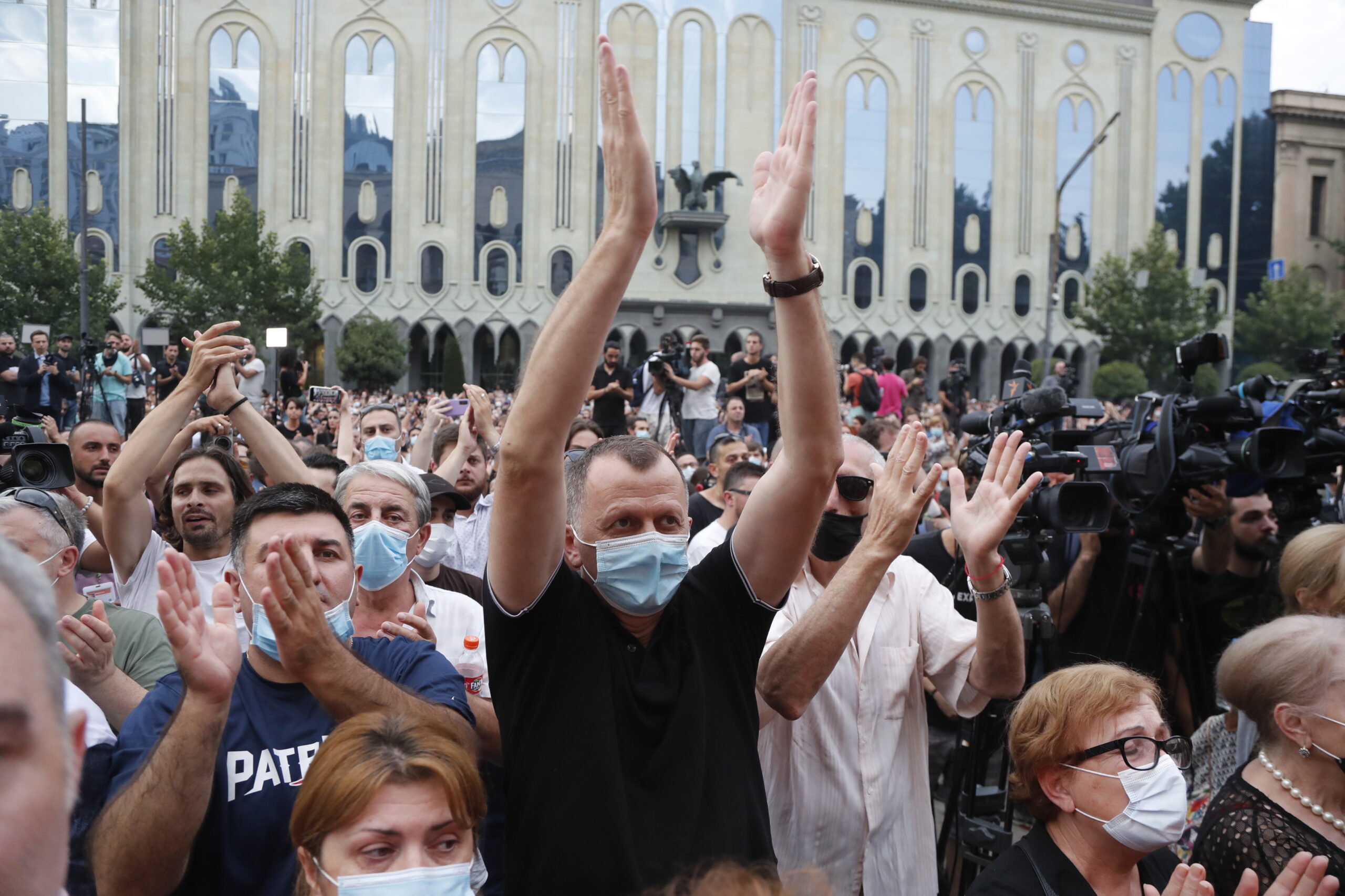 Участники акции протеста скандируют. Фото  EPA/ZURAB KURTSIKIDZE/Scanpix/Leta