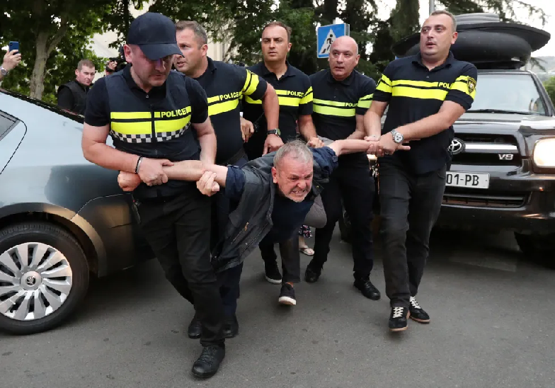 Задержаны десятки человек. Противники ЛГБТ начали вступать в столкновения с полицией и забрасывать ее камнями. Фото Irakli Gedenidze / Reuters / Scanpix / LETA