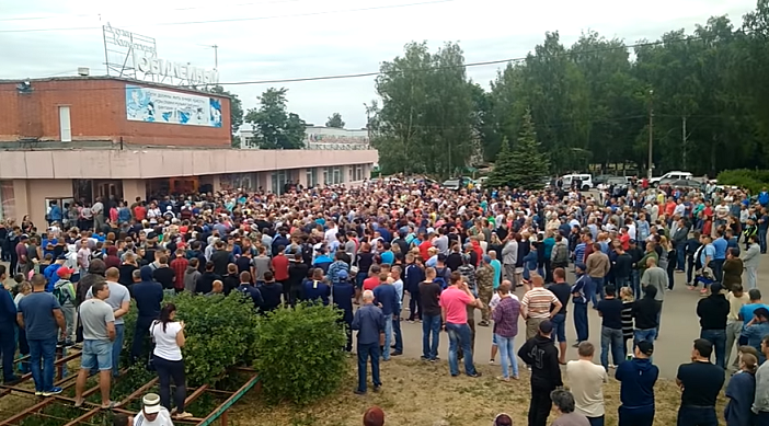 Сход жителей Чемодановки после массовой драки с цыганами. Кадр видеоролика издания "Такие дела"