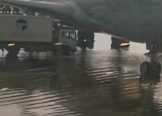 Самолет на затопленном поле аэропорта "Шереметьево". Кадр видео телеканала "Дождь"