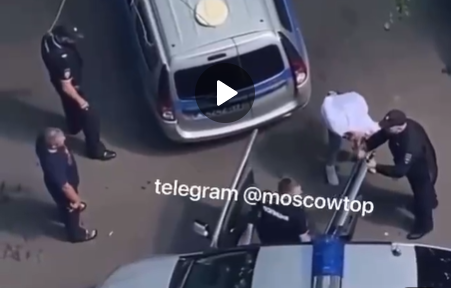 Жесткое задержание женщины в Москве. Кадр видеоролика, опубликованного в телеграм-канале «Москва с огоньком»