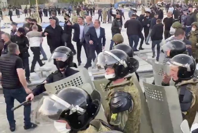 Разгон на митинга против режима самоизоляции во Владикавказе 20 апреля 2020 года. Скриншот видео «Юг. МБХ медиа»
