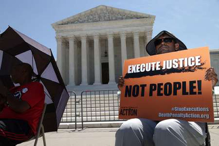 Протестующие против смертной казни перед зданием Верховного суда в США. Фото AFP/Scanpix/Leta