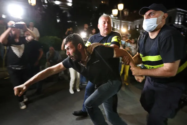 Противники ЛГБТ начали вступать в столкновения с полицией и забрасывать ее камнями. Фото Irakli Gedenidze / Reuters / Scanpix / LETA