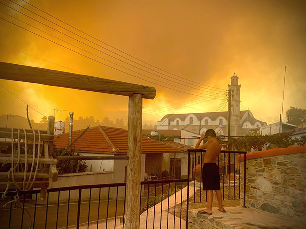 Дым от пожаров заполонил населенные пункты вблизи от пожаров. Фото ANDREA ANASTASIOU/via REUTERS/Scanpix/Leta