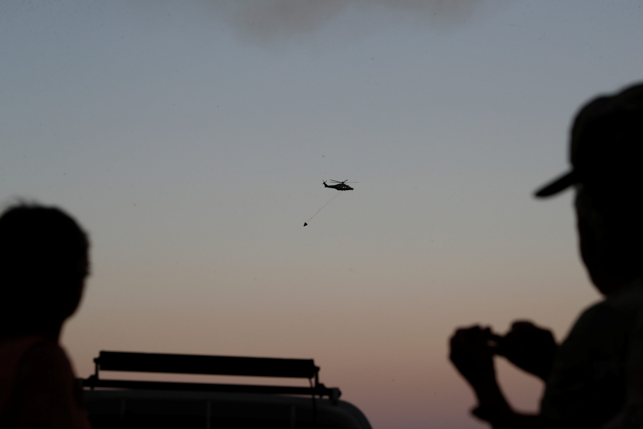 Вертолеты борются с огнем. Фото  taken July 3, 2021. REUTERS/George Christophorou/Scanpix/Leta
