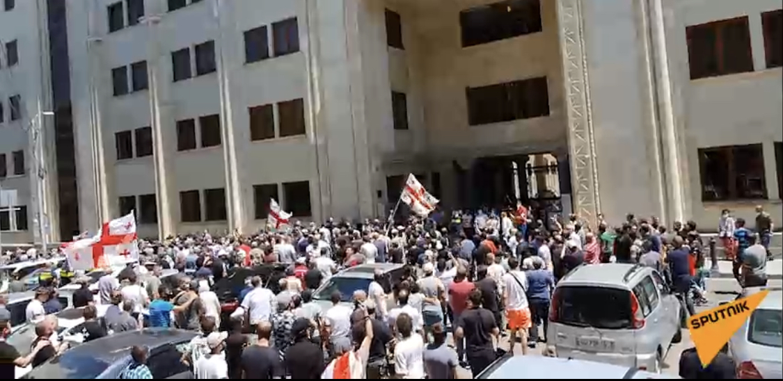 Протестующие у здания правительства в Тбилиси. Скриншот видео Telegram-канал Sputnik Грузия