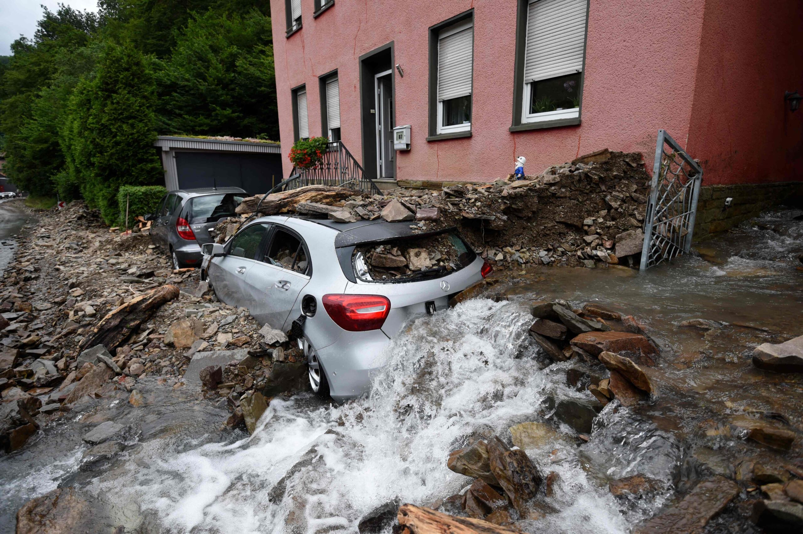 Машины под завалами. Фото   INA FASSBENDER / AFP/Scanpix/Leta