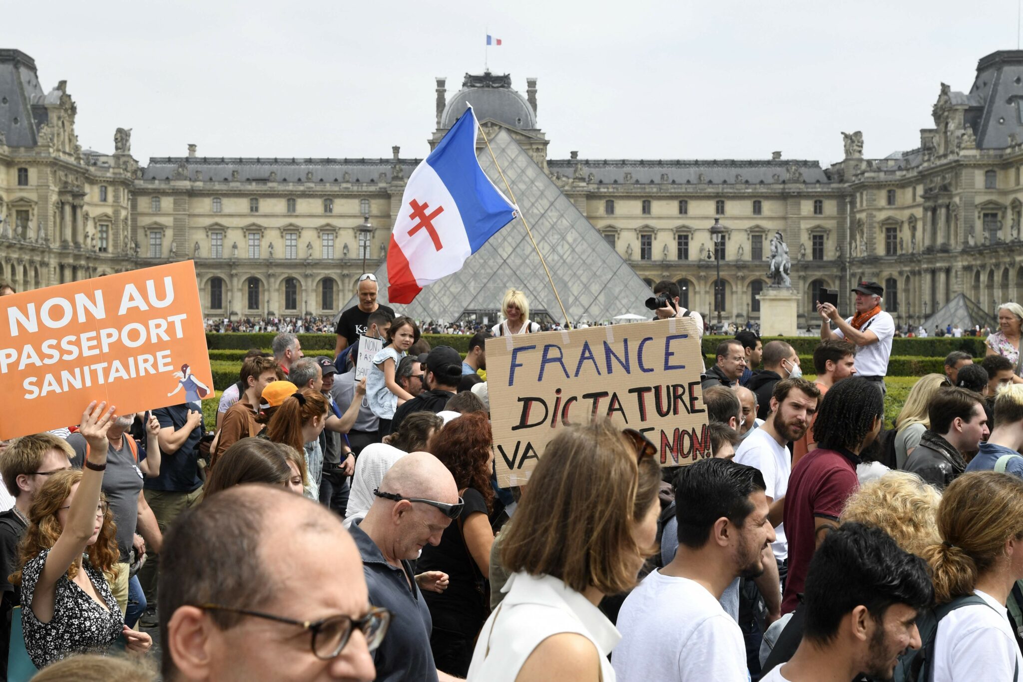 Акция протеста против обязательной вакцинации в Париже. Фото Bertrand GUAY / AFP/Scanpix/Leta