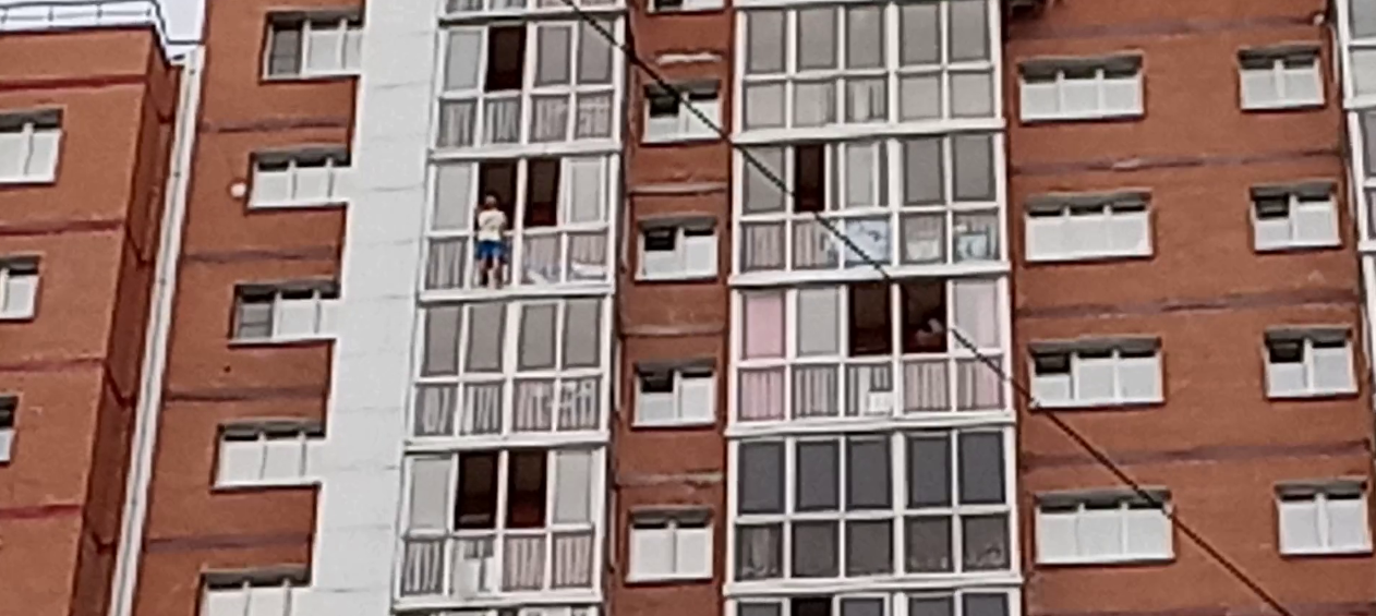 Мужчина на балконе с ребенок. Скриншот видео Telegram-канал РИА Новости