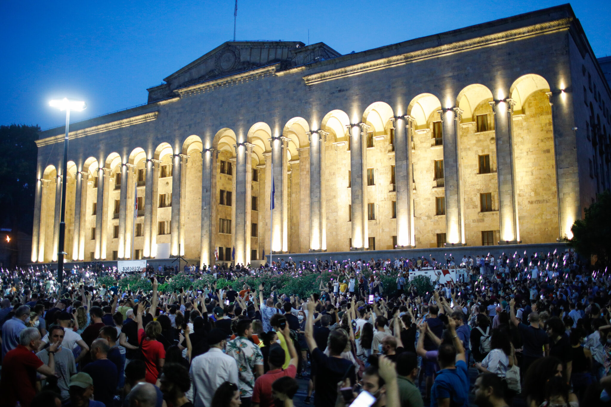Протестующие у здания правительства в Тбилиси. Фото  David Mdzinarishvili/TASS/Scanpix/Leta