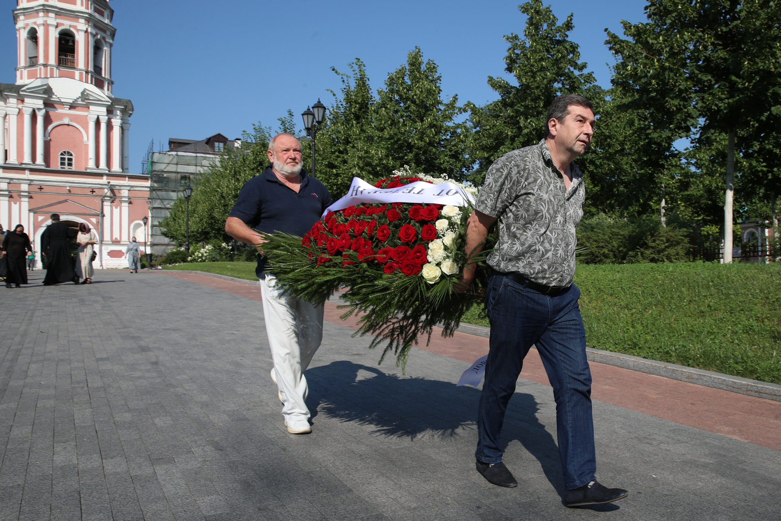 Участники церемонии прощания с Мамоновым несут похоронный венок. Фото Vyacheslav Prokofyev/TASS/Scanpix/Leta