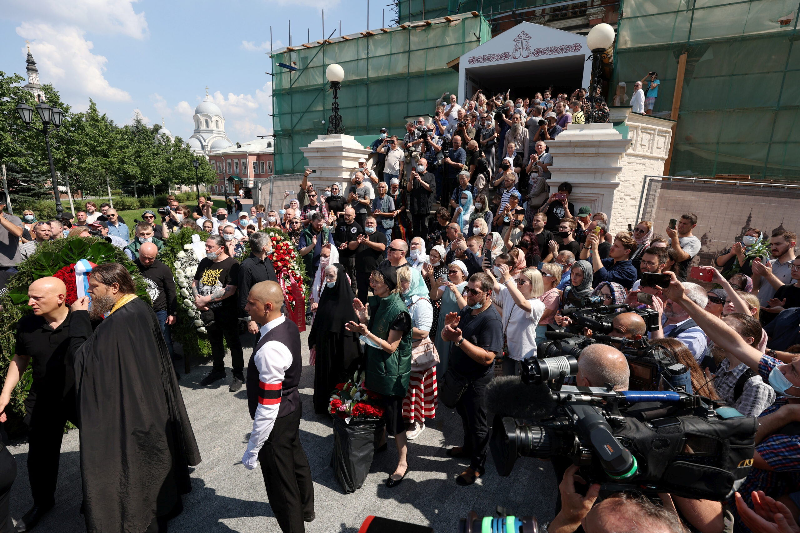 Участники прощальной церемонии провожают гроб с телом артиста. Фото  Vyacheslav Prokofyev/TASS/Scanpix/Leta