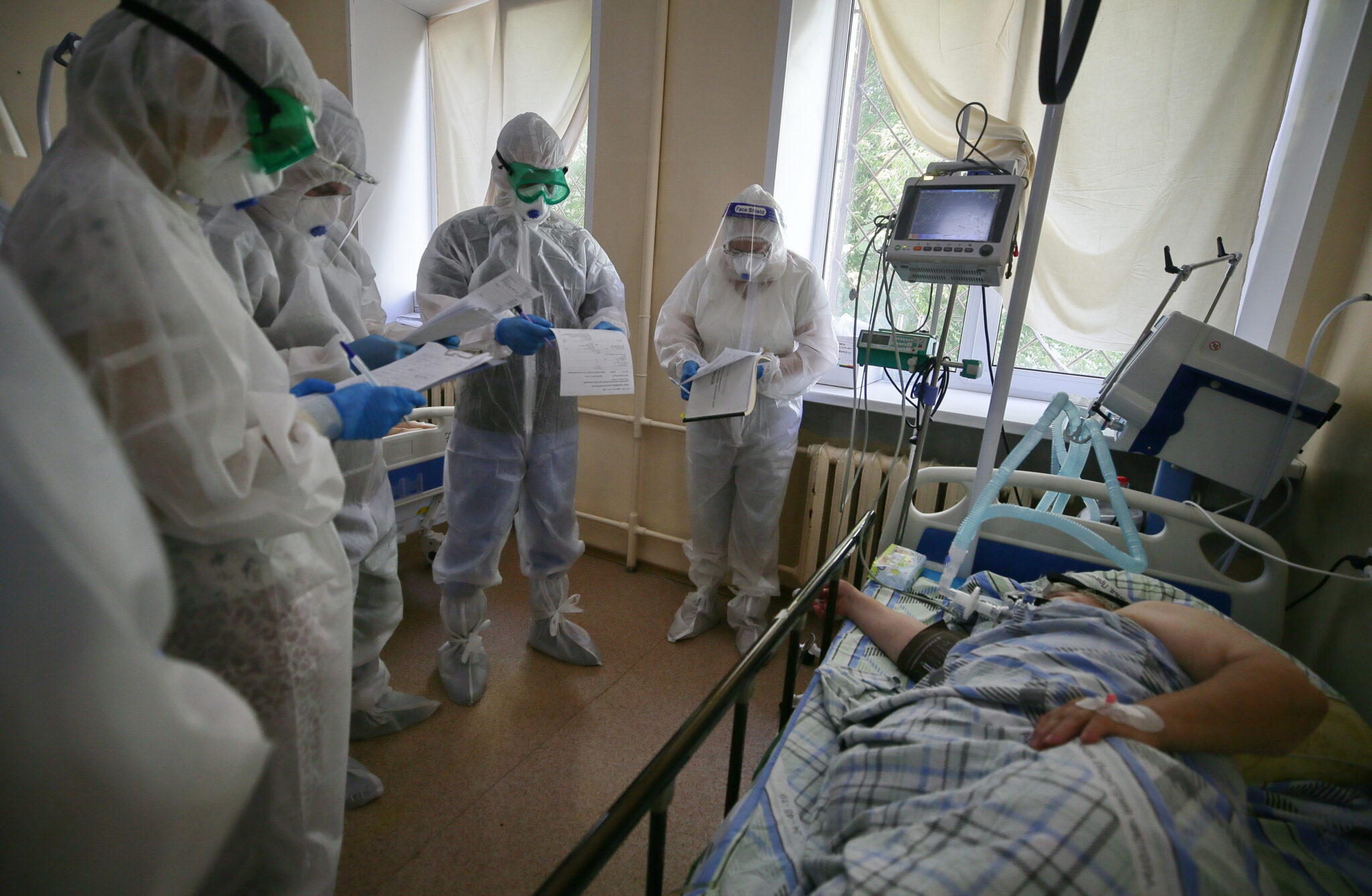 Врачи и пациент с коронавирусом в российской больнице. Фото  Vladimir Smirnov/TASS/Scanpix/Leta