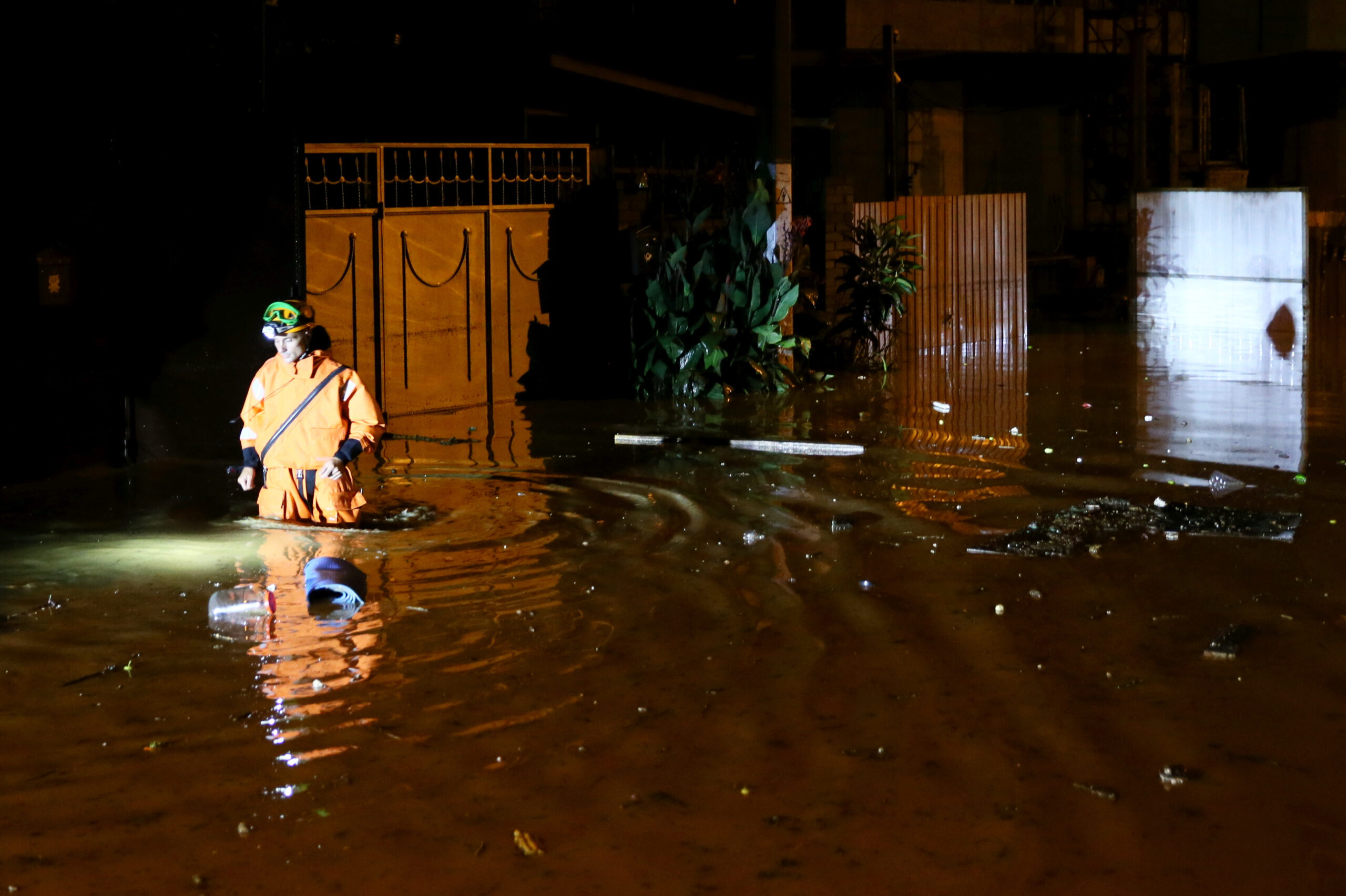 Спасатели на затопленных улицах Сочи. Фото Dmitry Feoktistov/TASS/ Scanpix/Leta