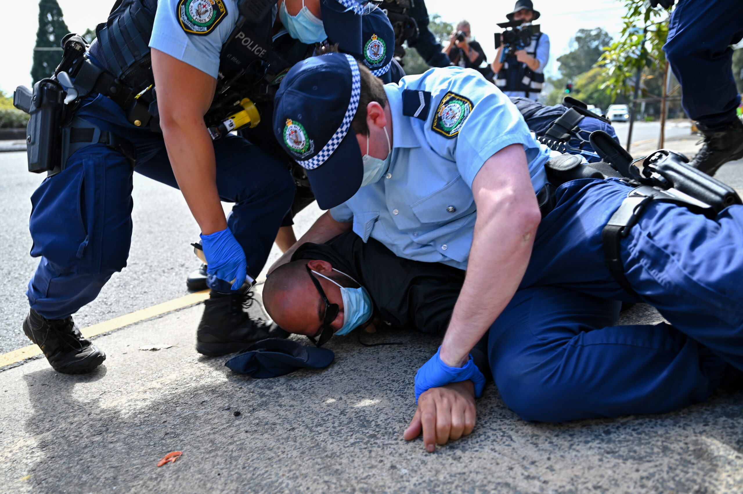 Задержание участника акции протеста в Сиднее. Фото  EPA/STEVEN SAPHORE/Scanpix/Leta