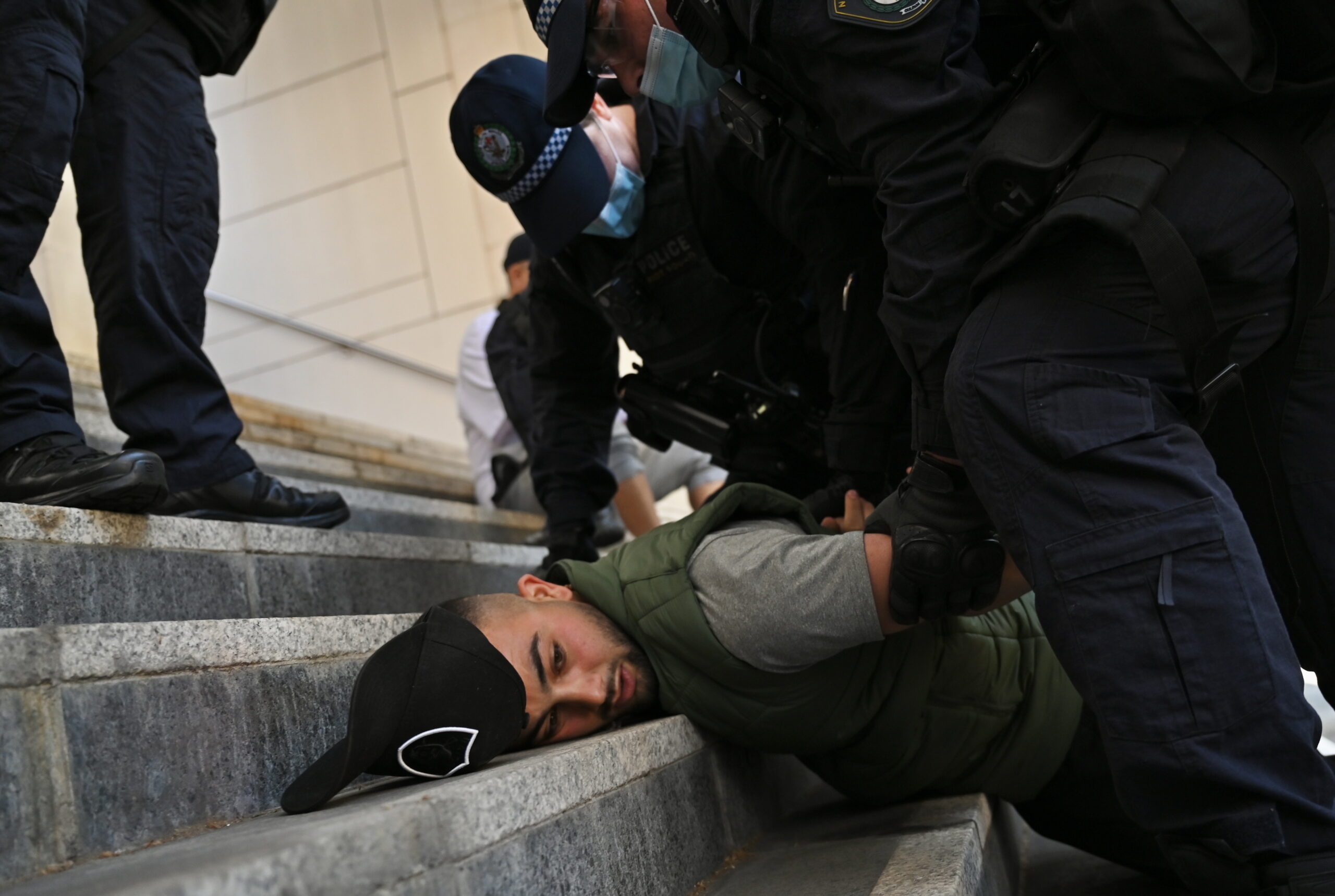 Задержание участника акции в Сиднее. Фото  EPA/Steven Saphore /Scanpix/Leta