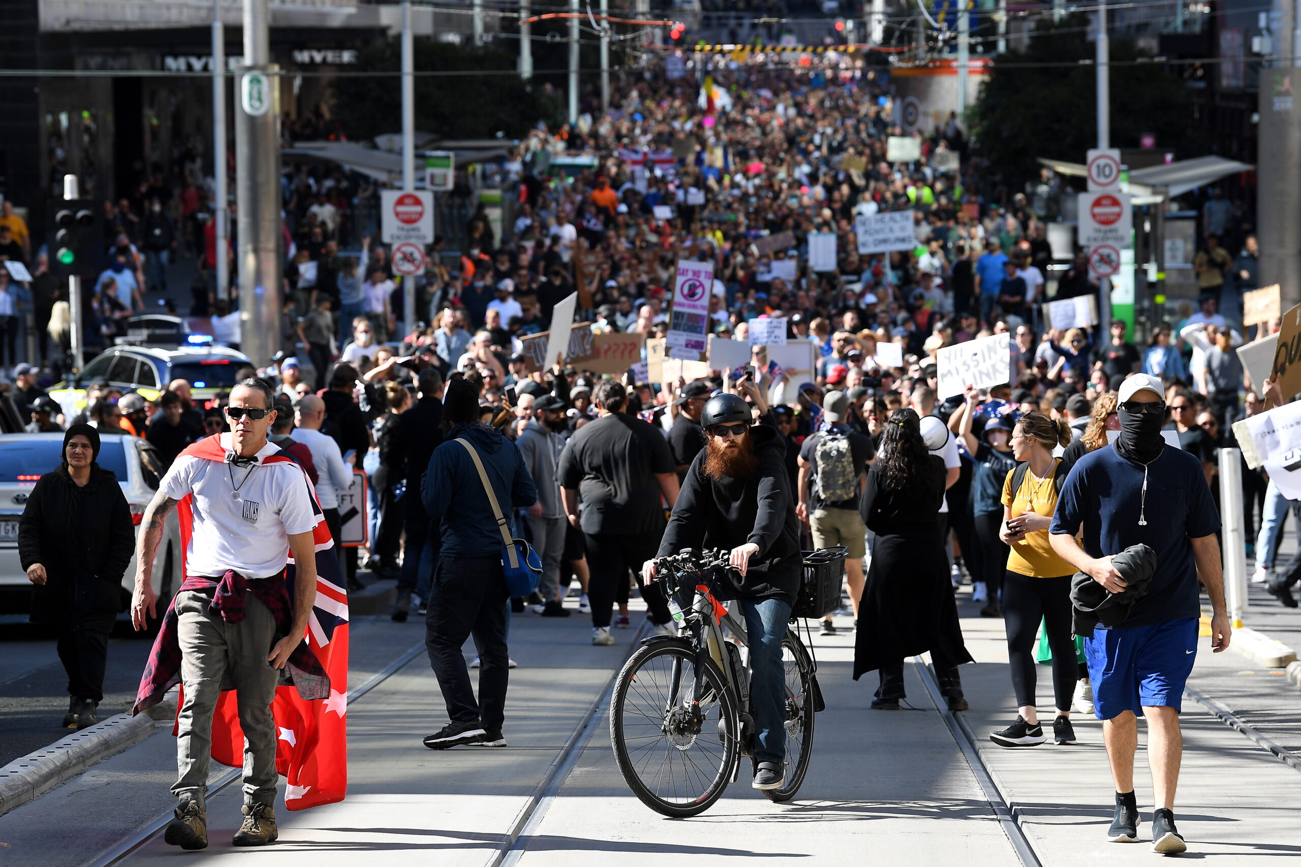 Акция протеста против коронавирусных ограничений в Мельбурне. Фото  EPA/JAMES ROSS /Scanpix/Leta