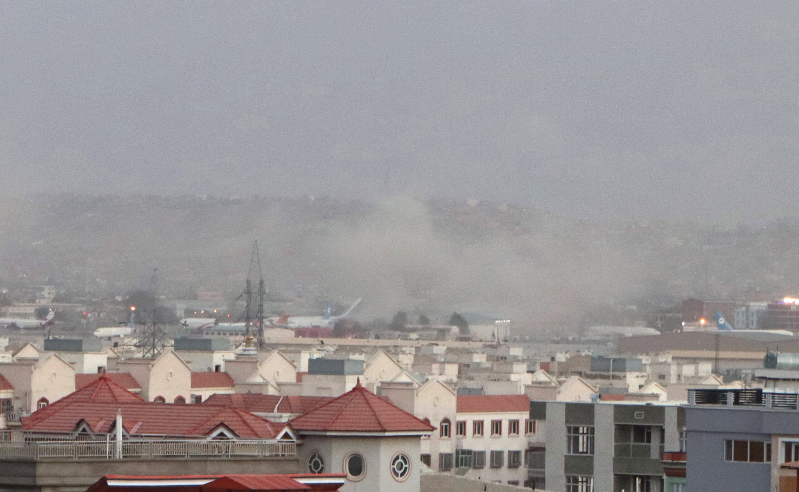 Дым над аэропортом Кабула после взрыва. Фото  EPA/AKHTER GULFAM/Scanpix/Leta