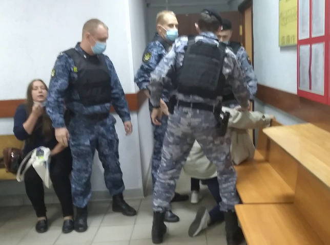 Полицейские удерживают Лию Милушкину после оглашения приговора. Кадр видео, опубликованного в телеграм-канале издания "Псковская губерния"
