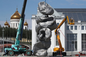 Инсталляция «Большая глина № 4» Урса Фишера в центре Москвы. Фото Anton Novoderezhkin/TASS/Scanpix/LETA