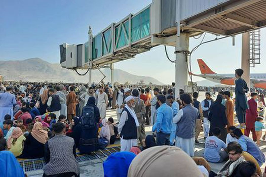 Толпа в аэропорту Кабула. Фото AFP/Scanpix/LETA