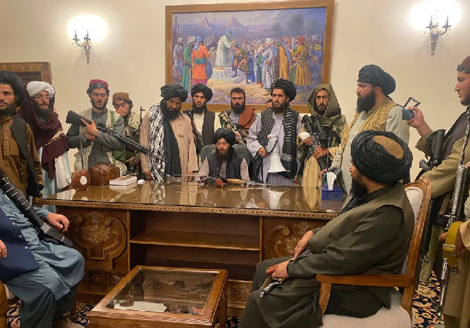 Боевики движения "Талибан" в президентском дворце в Кабуле. Фото Zabi Karimi/AP/Scanpix/LETA