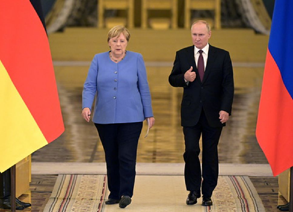 Ангела Меркель и Владимир Путин. Фото АР/Scanpix/LETA