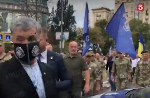 Петра Порошенко облили зеленкой в центре Киева. Кадр видео, распространенного изданием Страна.Ua