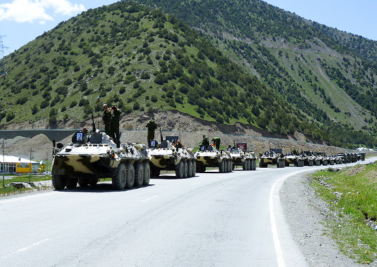 Колонна 201-й военной базы России вблизи границы Таджикистана с Афганистаном. Фото Public Domain