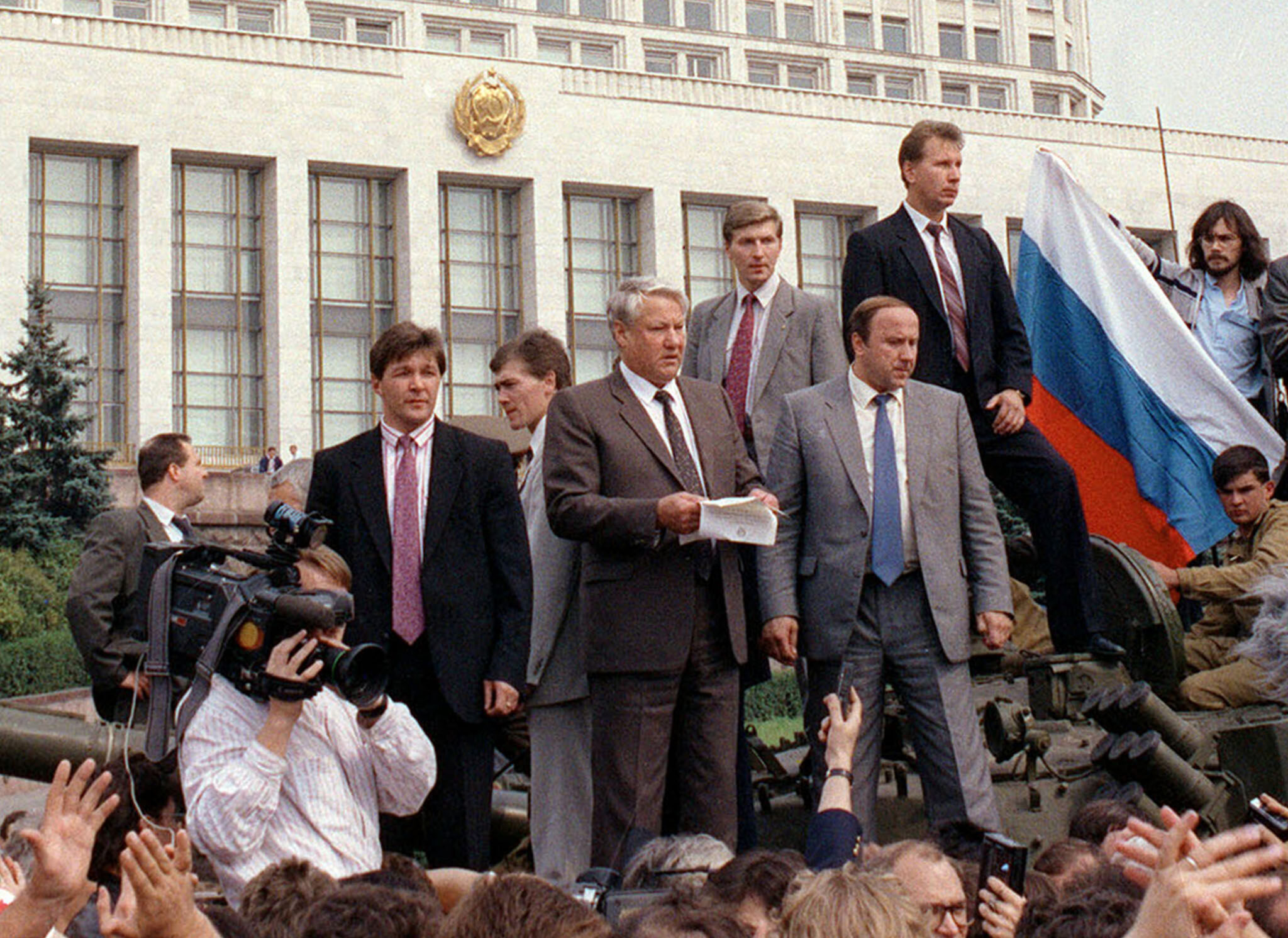 Борис Ельцин (в центре) перед зданием правительства, 19 августа 1991 года. Фото TASS / Scanpix / Leta