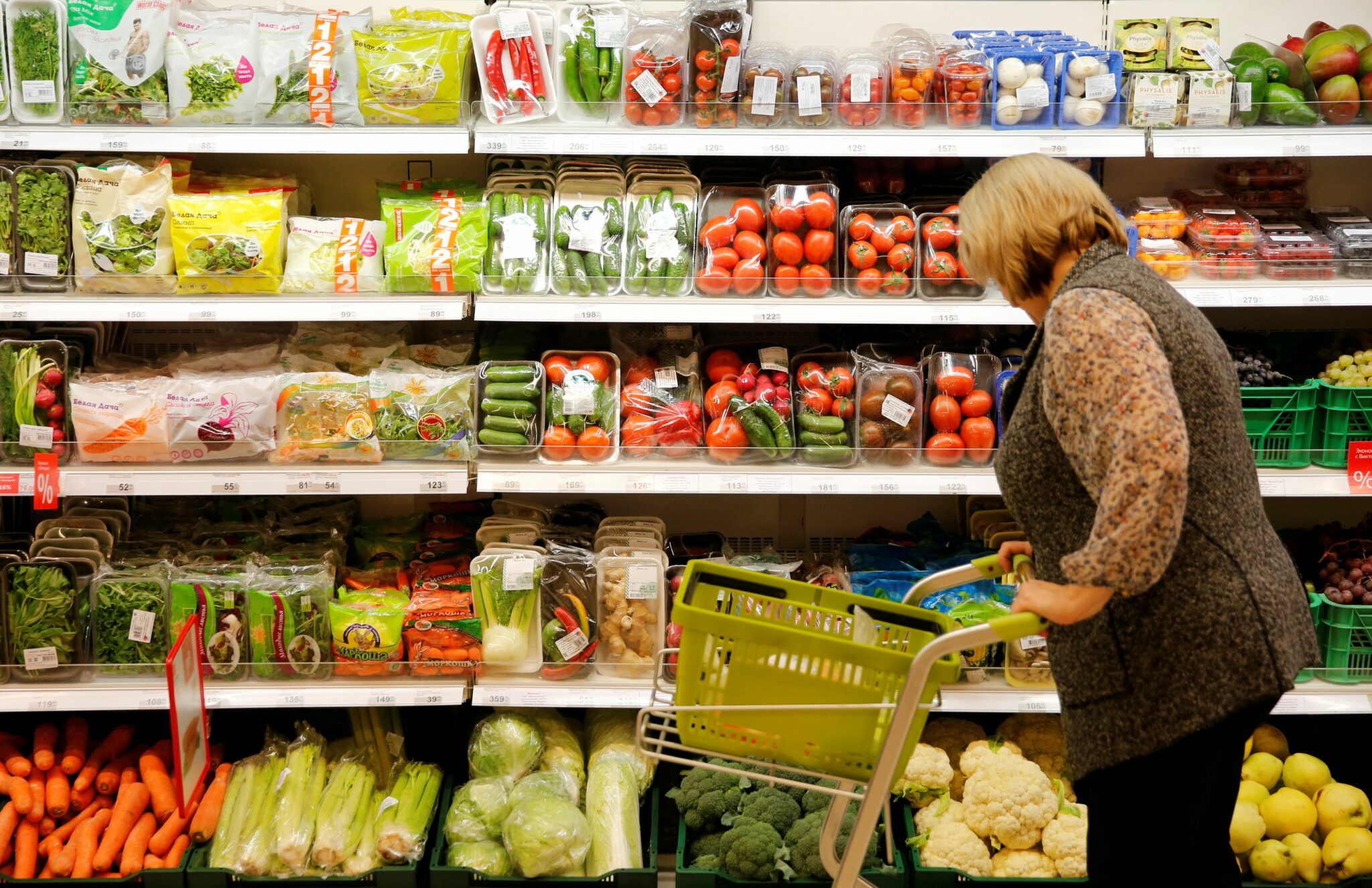 Женщина в супермаркете. Фото MAXIM ZMEYEV / TASS / Scanpix / Leta