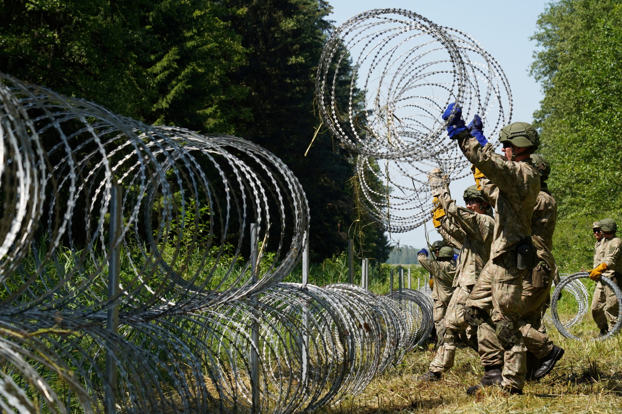 Установка ограждений на границе между Литвой и Беларусью. Фото REUTERS/Janis Laizans/Scanpix/Leta