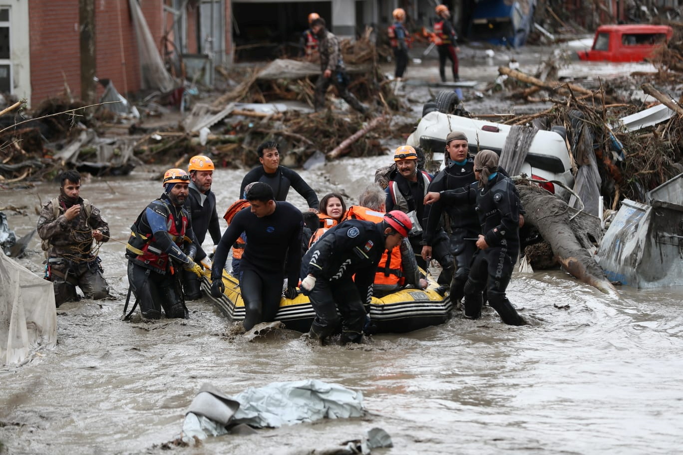Спасатели эвакуируют людей из зоны бедствия. Фото  e team members evacuate locals during flash floods which have swept through towns in the Turkish Black Sea region, in Bozkurt, a town in Kastamonu province, Turkey, August 12, 2021. Picture taken August 12, 2021. Onder Godez/Ministry of Interior Disaster and Emergency Management Authority (AFAD) Press Office/Handout via REUTERS/Scanpix/Leta