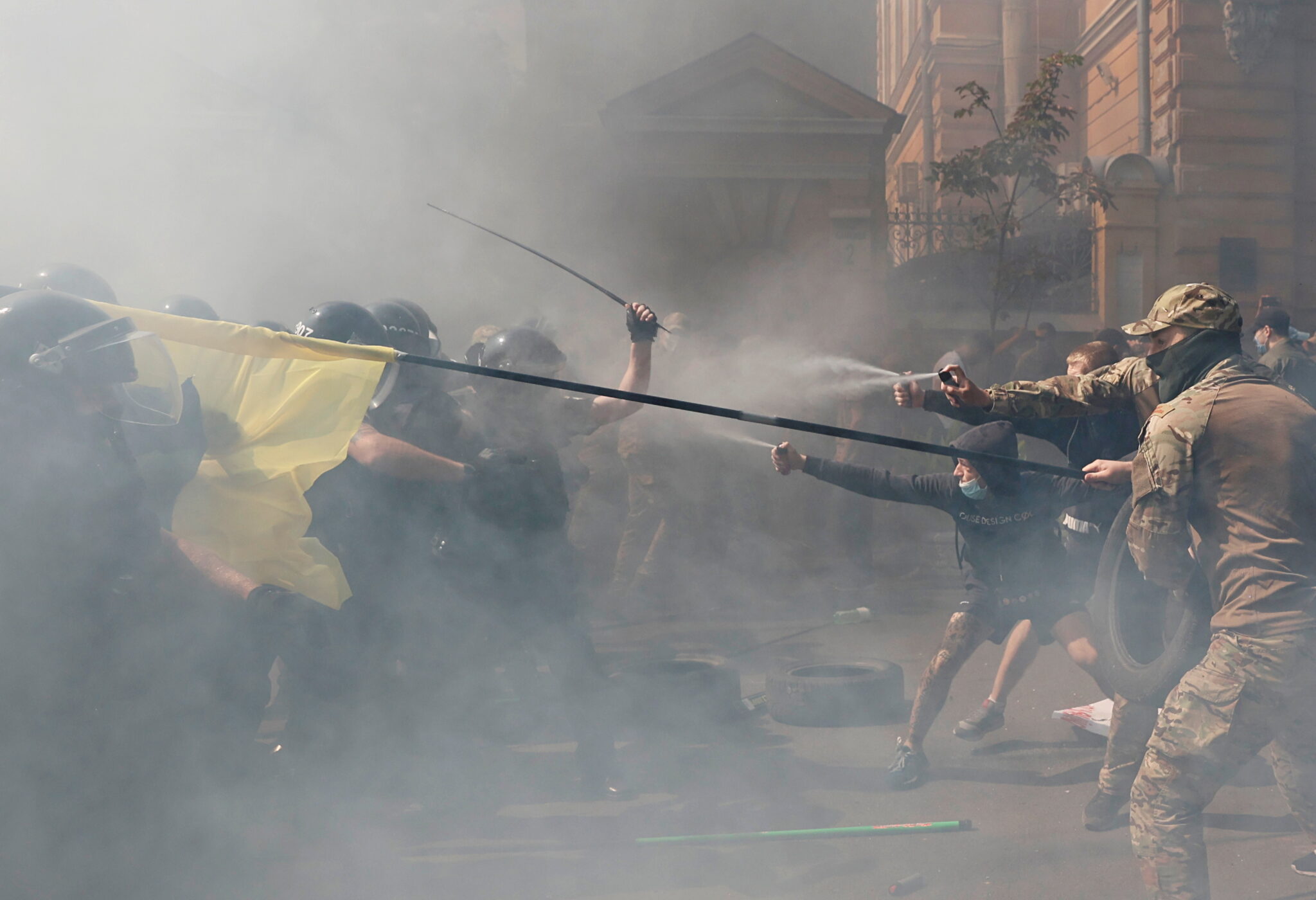 Столкновения националистов и силовиков в Киеве. Фото  REUTERS/Serhii Nuzhnenko/Scanpix/Leta