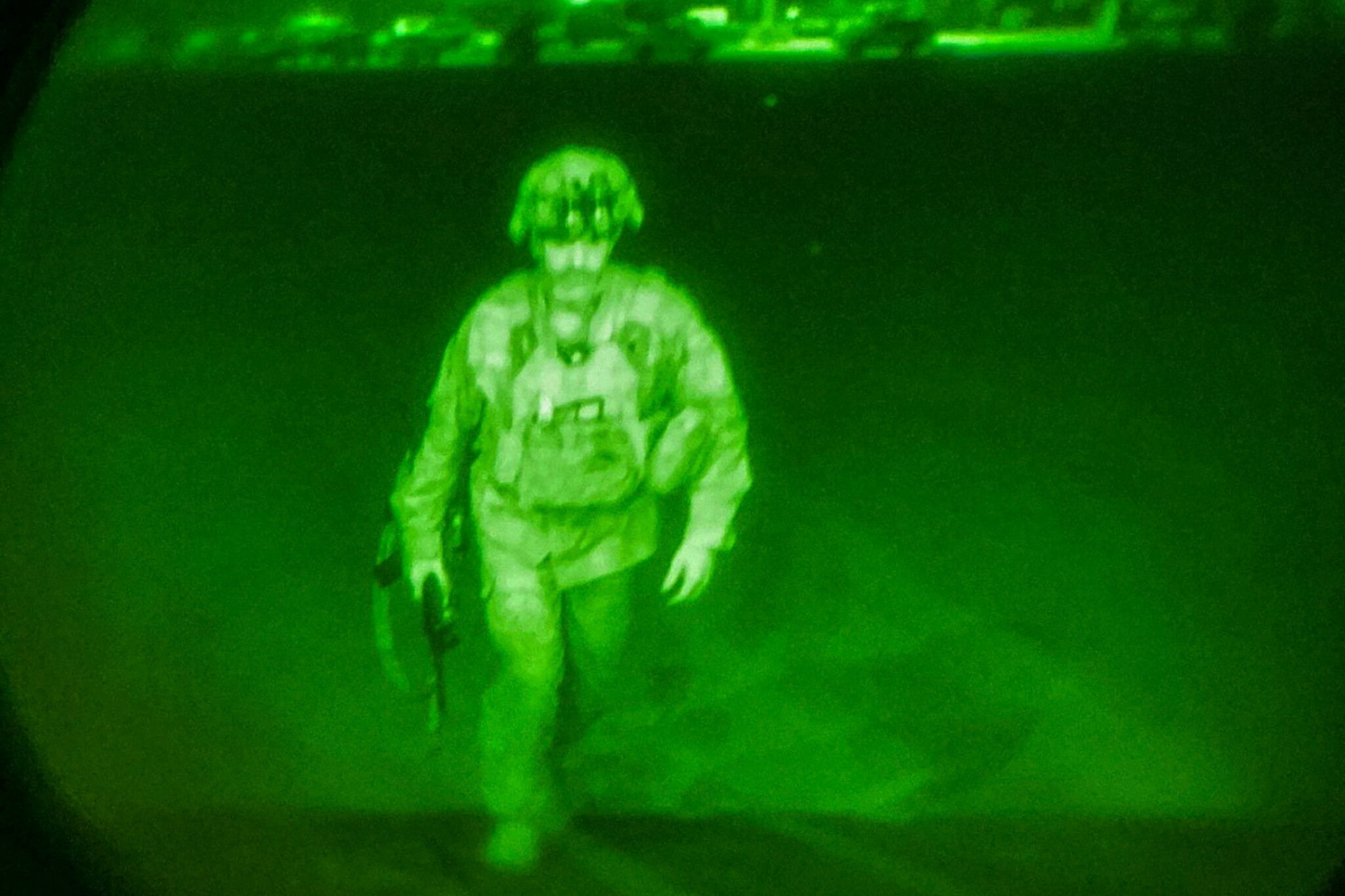 Генерал-лейтенант Крис Донахью. Он поднимается на борт самолета C-17 ВВС США, чтобы покинуть Афганистан. Это последний  американский военный, покинувший Афганистан. Фото  XVIII Airborne Corps/Handout via REUTERS/Scanpix/Leta