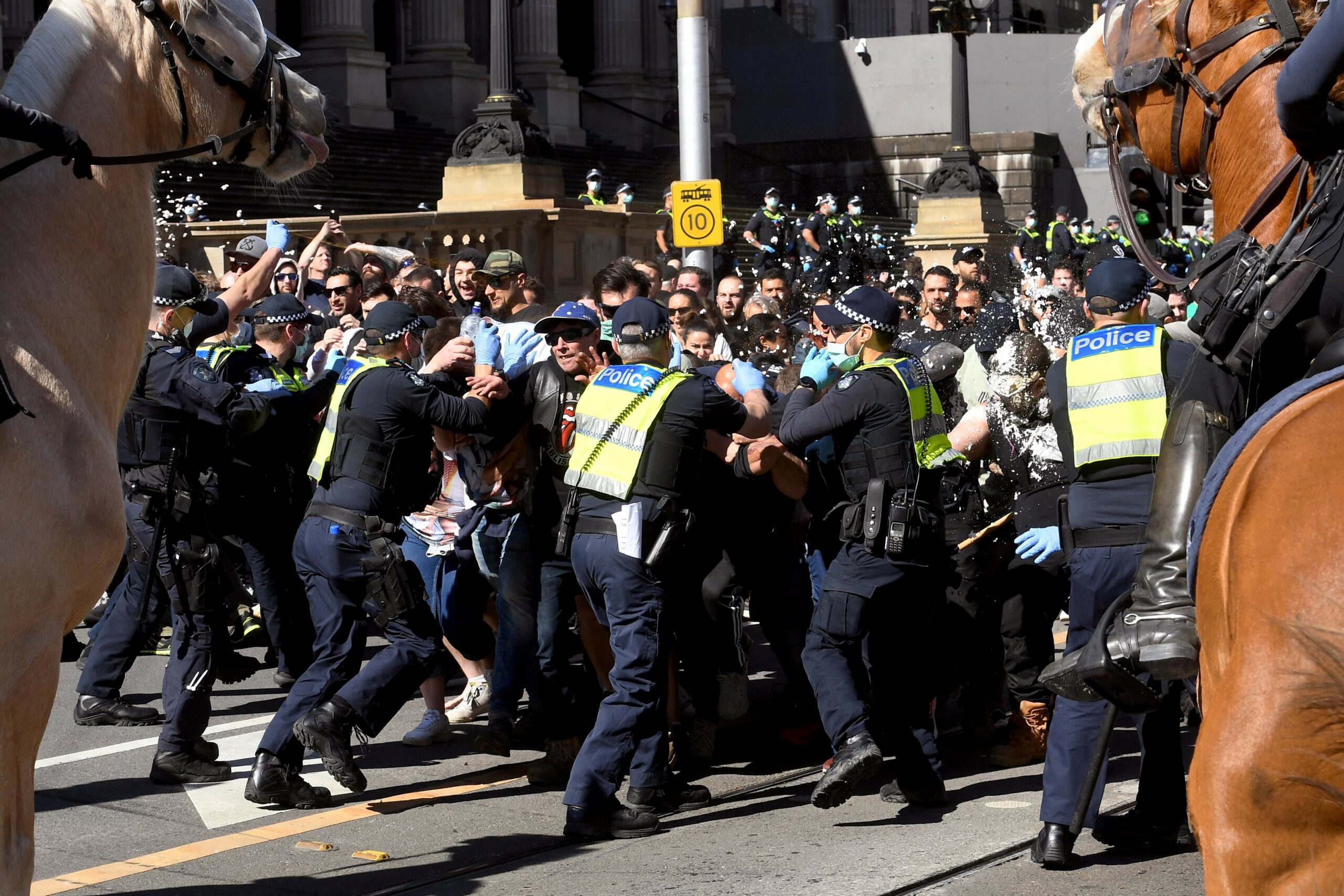 Столкновение полиции и протестующих в  Мельбурне. Фото  William WEST / AFP/Scanpix/Leta